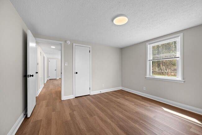 Building Photo - 805 McCausland St