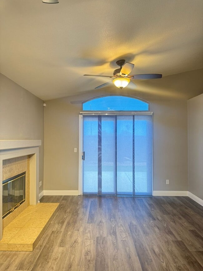 Building Photo - Beautifully Renovated 2 Bed Single Story Home