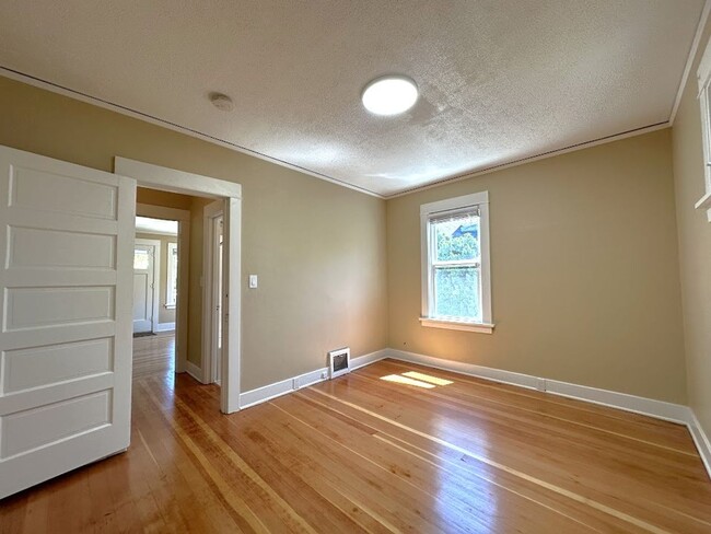 Building Photo - Gorgeous mature home with loads of charm o...