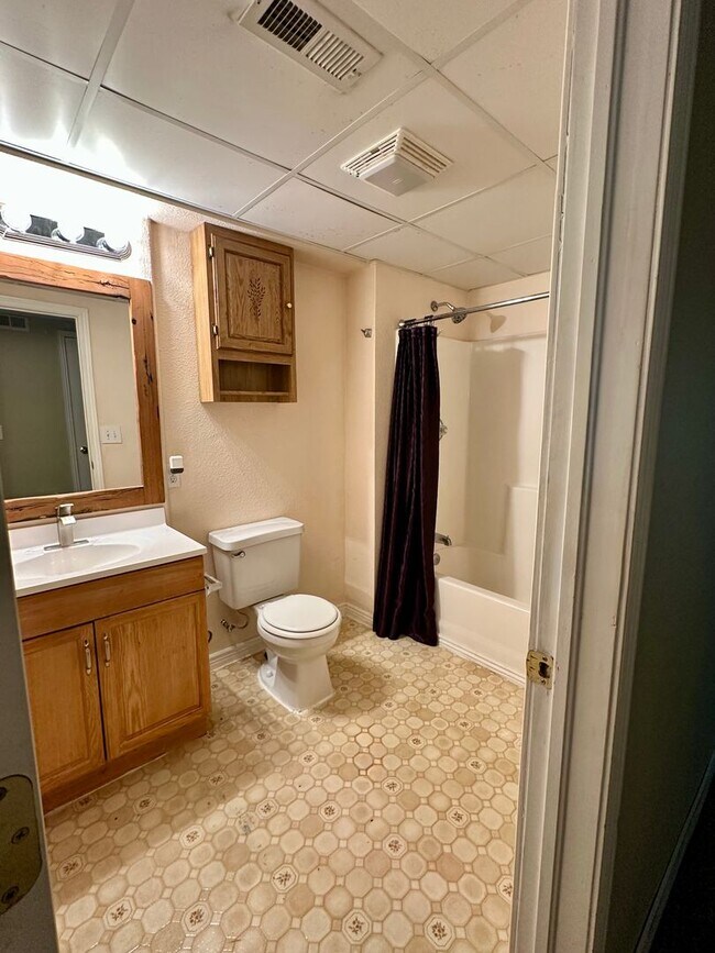 Building Photo - Updated 5-Bedroom Windsor Home - Available...