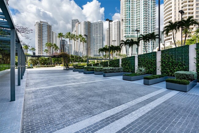 Building Photo - 540 Brickell Key Dr