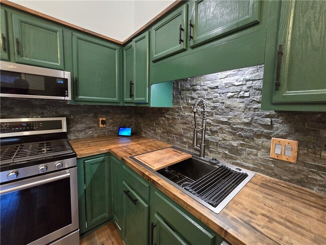Building Photo - 9 Hepatica Ln