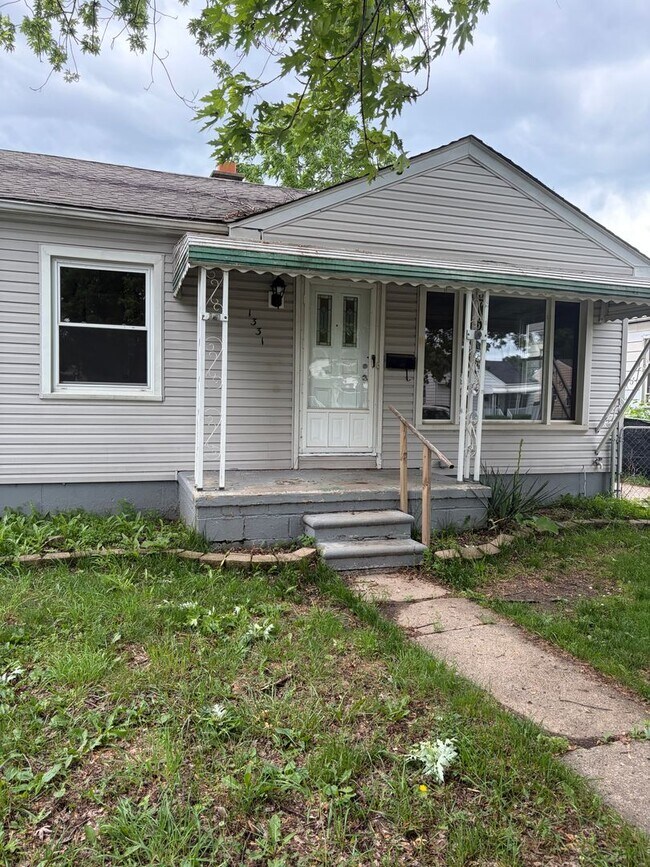Building Photo - 2 bedroom house Ranch with basement and garage