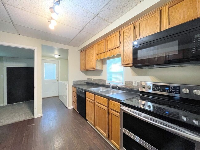 Building Photo - Spacious 3-Bedroom, 1.5 Bathroom Home