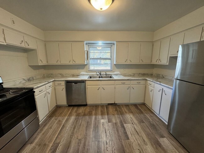 Building Photo - Updated 3BR Home with Large Yard & Long Driveway – Moline