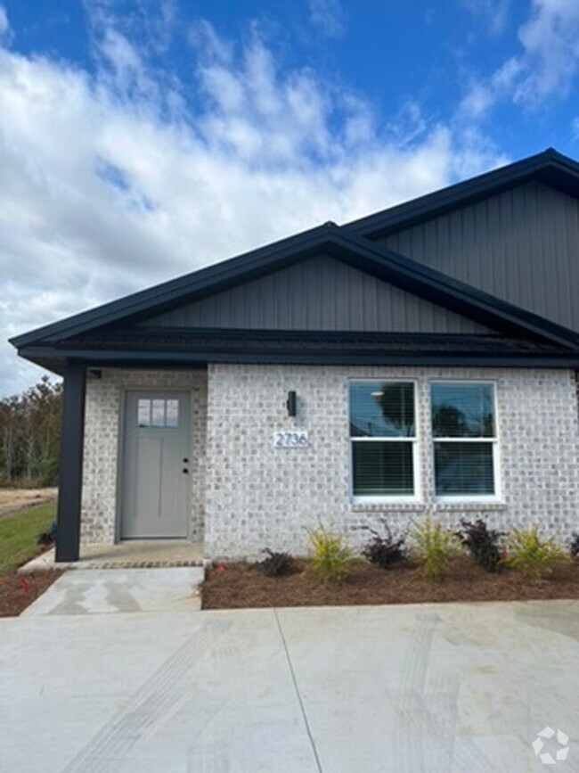 Building Photo - 3 Bed 2 Bath Duplex