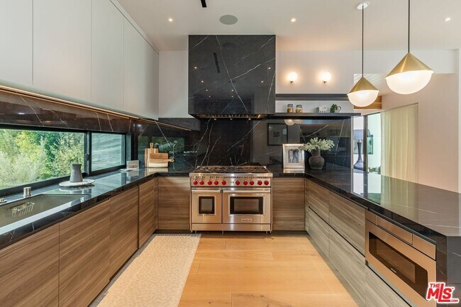 Building Photo - 9455 Eden Dr