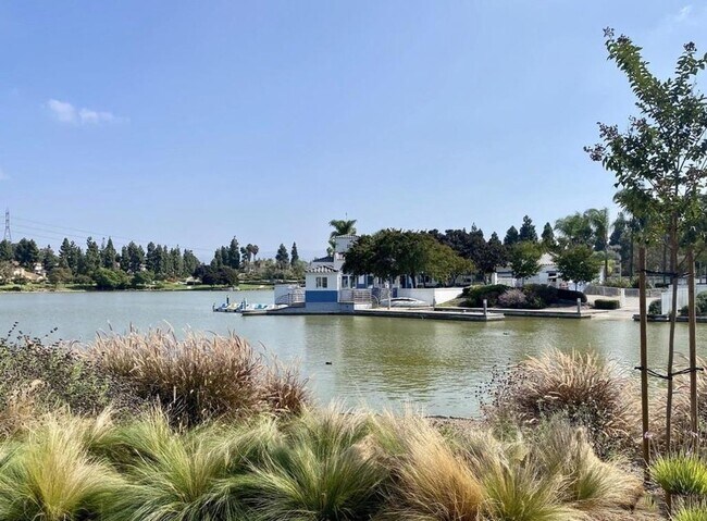 Building Photo - Eastlake Shores Downstairs Condo feat. Two Bedrooms and Two Bathrooms