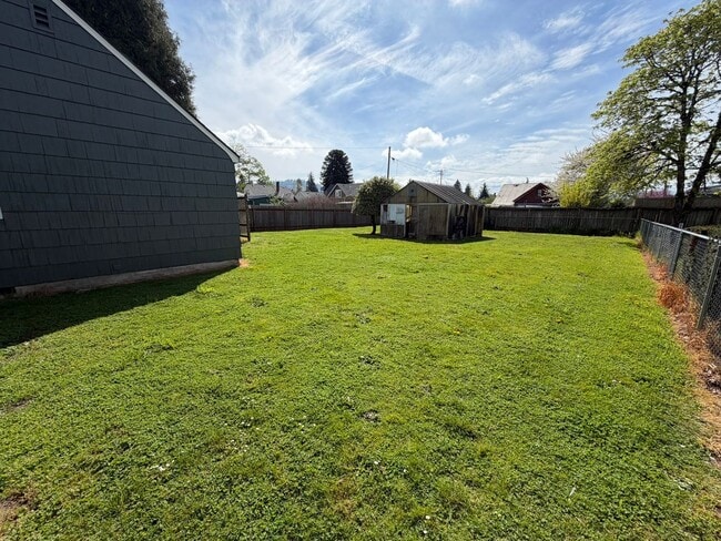 Building Photo - Charming 3 Bedroom with a Large Fenced Yard!