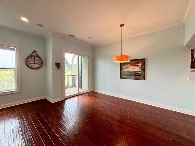 Building Photo - 3 Bedroom Townhouse W/ Sunset Water Views!