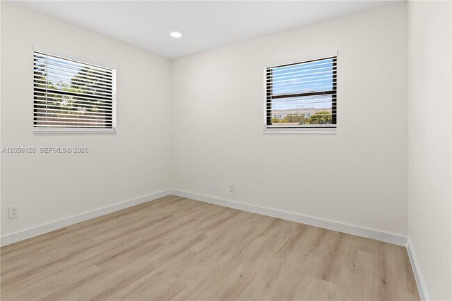 Building Photo - 328 SW 11th Ave