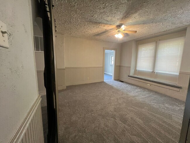 Building Photo - 2 bed 1 bath with garage and fenced in yard