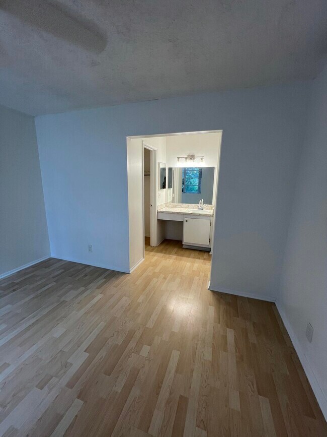 Building Photo - 9470 Live Oak Pl