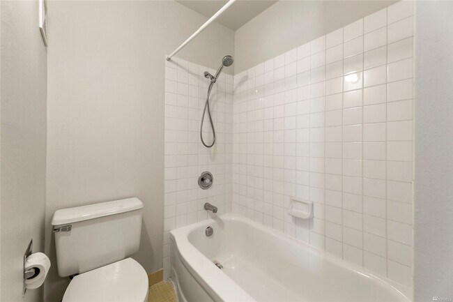 Building Photo - Spacious 1 bed/1bath, Parking included!