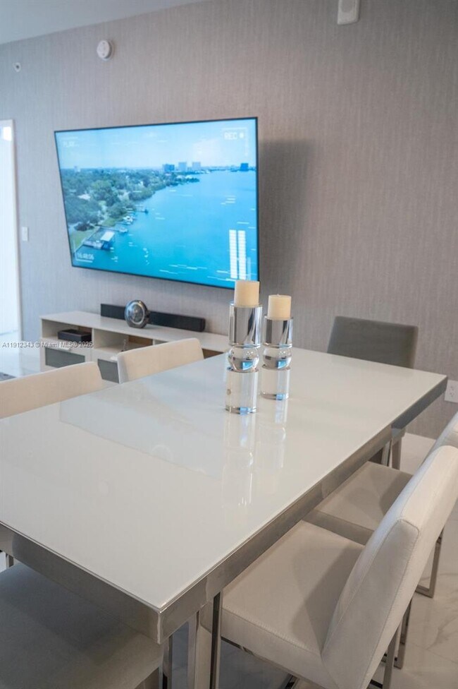 Building Photo - 700 NE 24th St