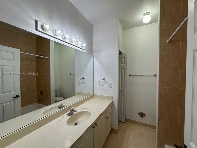 Building Photo - 2641 NE 4th St