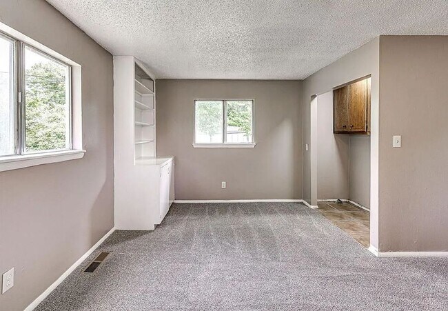 Building Photo - 3-Bedroom Available!