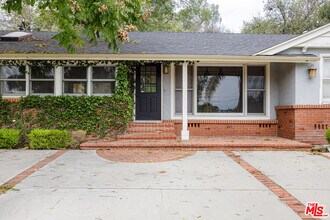 Building Photo - 19439 Oxnard St