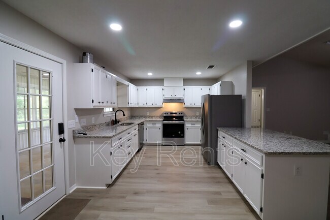 Building Photo - 9001 Thompson Dr