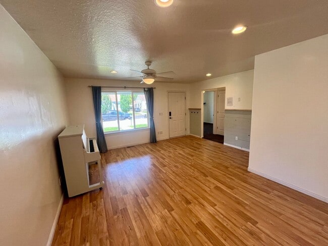 Building Photo - Lovely Home Located In Provo