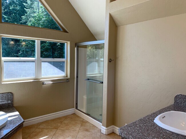Building Photo - 5 bedroom 3 bathroom gorgeous house with v...