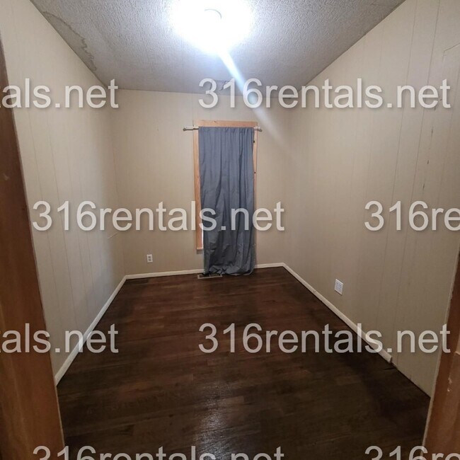 Building Photo - $1175 - 3 bed 2 bath - Single Family Home