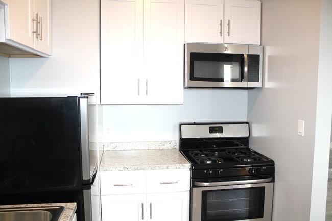 Building Photo - 162 N Kenmore Ave