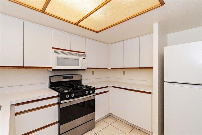 Building Photo - 200 E Racquet Club Rd