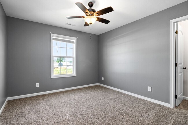 Building Photo - Pet Friendly Four Bedroom with Bonus!