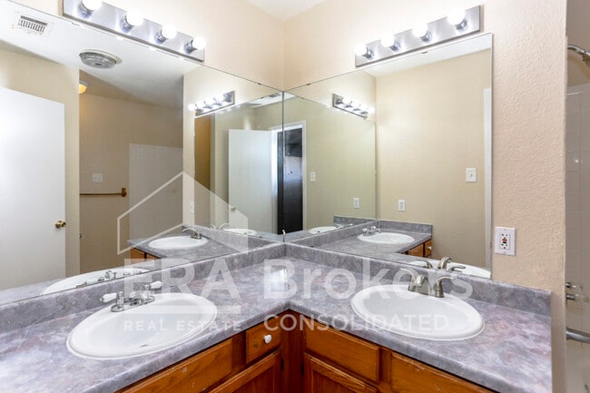 Building Photo - 4903 Ridge Haven