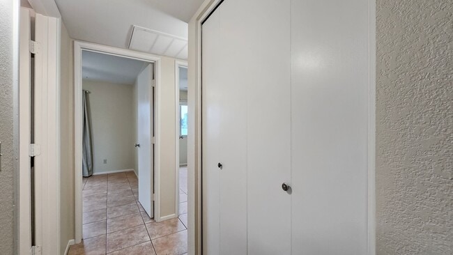 Building Photo - Awesome 2bd/2ba Condo close to Tempe Town Lake, ASU, Sky Harbor, Freeway Access and Light Rail.