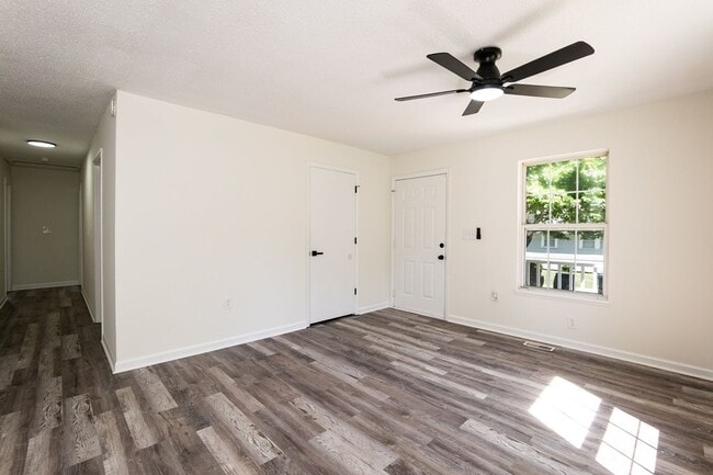Building Photo - Three Bedroom Home Move in ready!