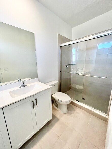 Building Photo - 575 NE 208th Ter