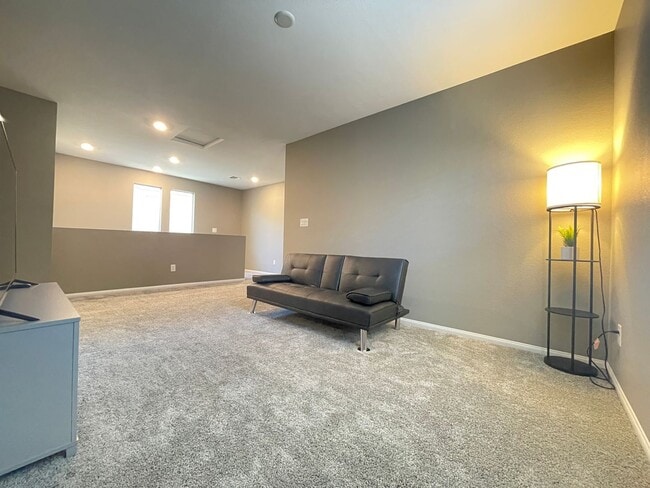 (Fully Furnished) 4 Bedroom + Loft, 3 Full Bath, Gated Community in SouthWest. - (Fully Furnished) 4 Bedroom + Loft,  3 Full Bath, Gated Community in SouthWest.