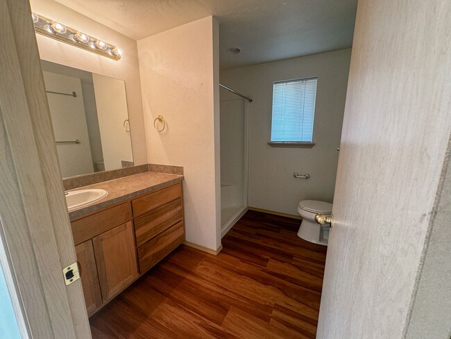 Building Photo - 824eri