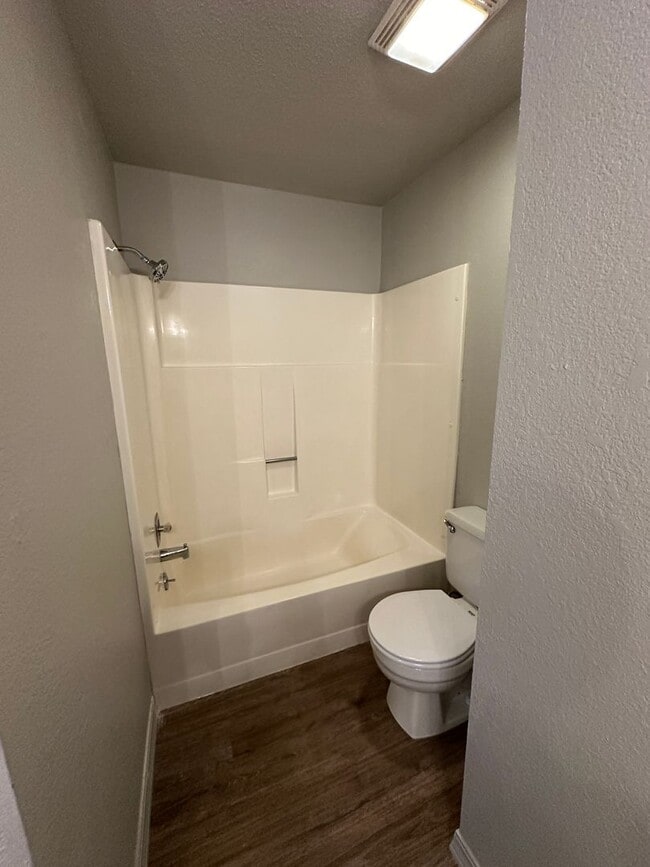 Building Photo - 336 Satus St