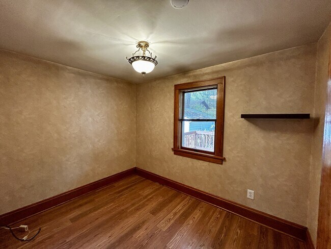 Building Photo - 1023 Sackett Ave