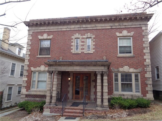 Building Photo - 166 Pine St