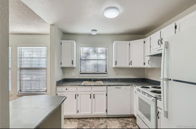 Building Photo - Wonderful Condo In Desirable Lakewood Comm...