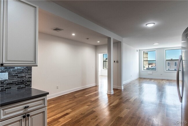 Building Photo - 221 Elizabeth St