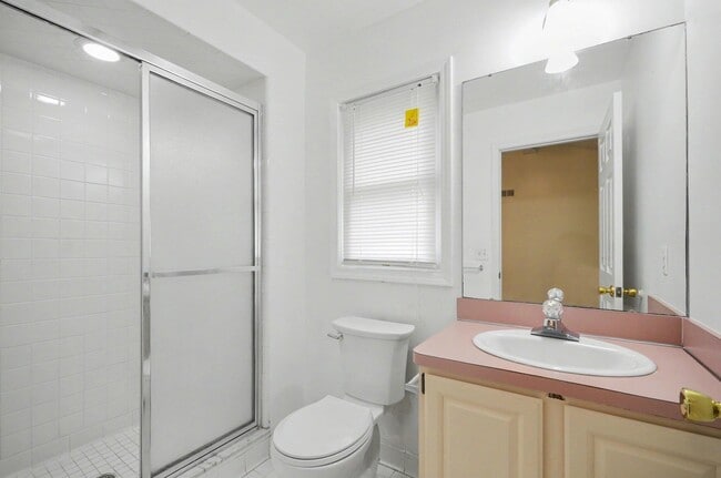 Building Photo - 456 Essex Dr