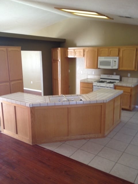 Building Photo - SOLAR!!! 3 BEDROOM NEWER HOME SOUTH OF BEA...