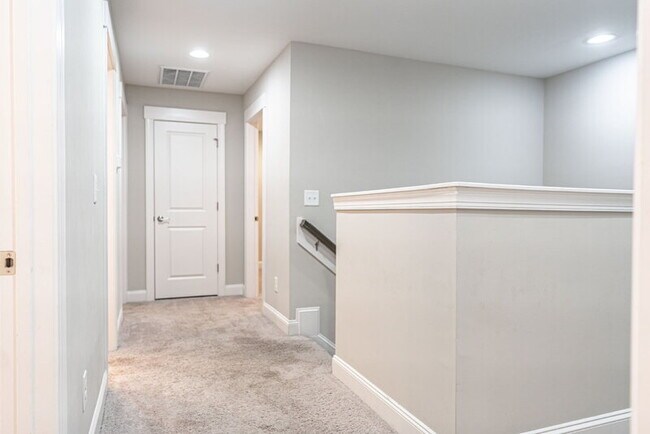 Building Photo - 643 Lilac Ln