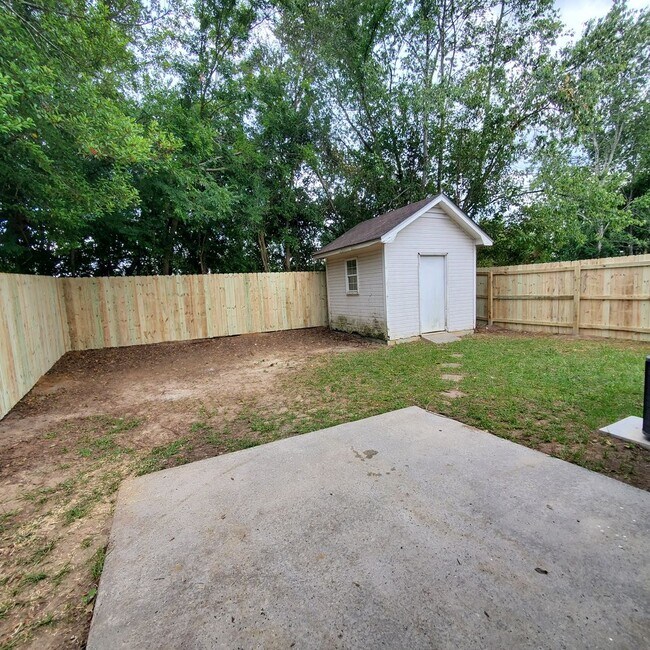 Building Photo - Modern Charm & Tranquil Living: 3-Bedroom Rental Home with New Upgrades in Valdosta, GA