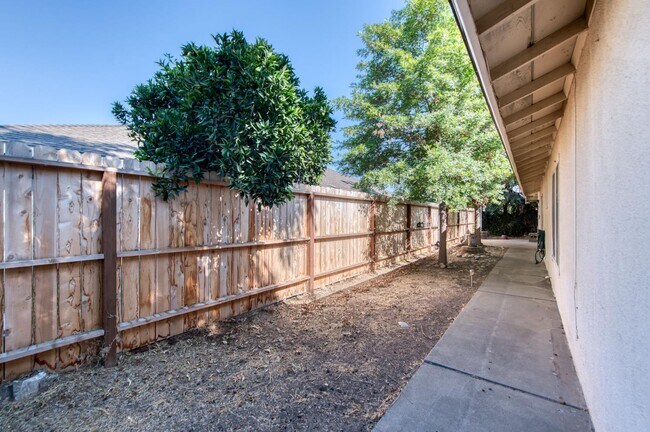 Building Photo - 6463 N Wishon Ave