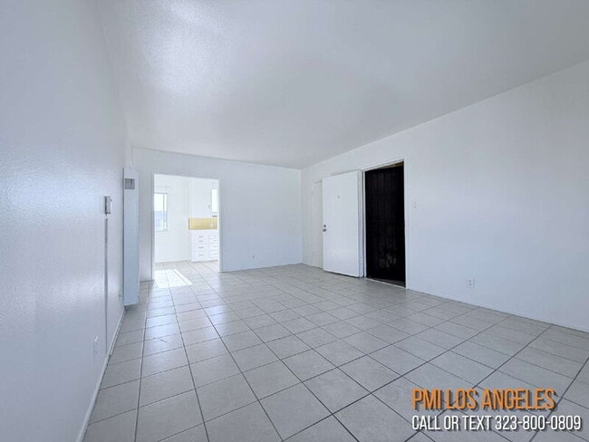 Building Photo - 943 W 68th St