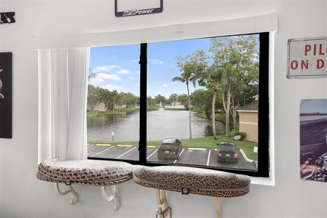 Building Photo - 9468 S Palm Dr