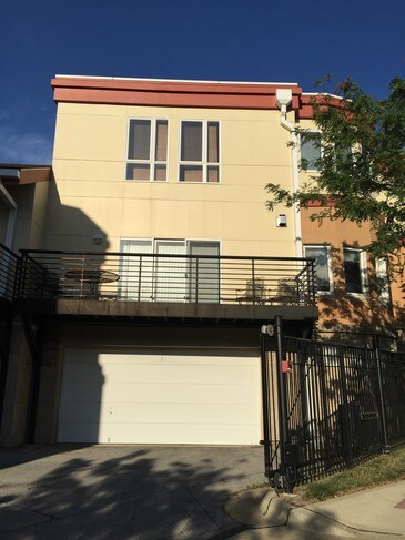Balcony over 2 car garage - 2946 Cherry St