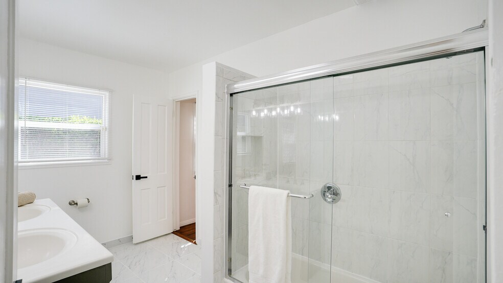 Building Photo - 3936 S Victoria Ave