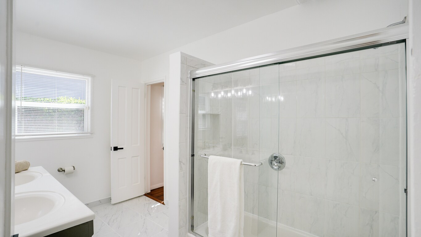 Building Photo - 3936 S Victoria Ave